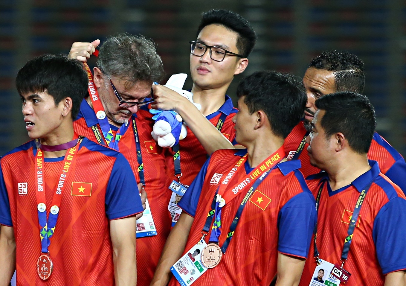 Tro ly nhuong huy chuong dong cho HLV Troussier hinh anh