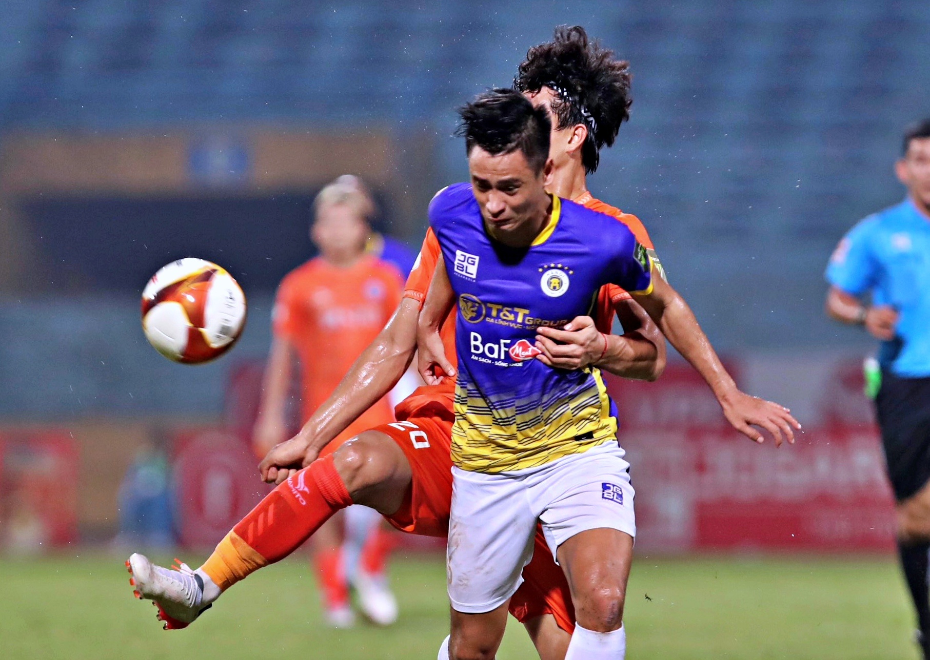 Vang Van Quyet, CLB Ha Noi bi doi cuoi bang cam hoa hinh anh