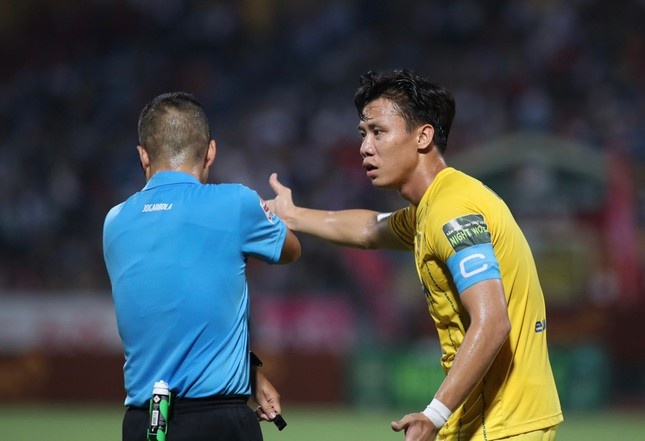 V.League lai 'nong' vi sai lam trong tai hinh anh