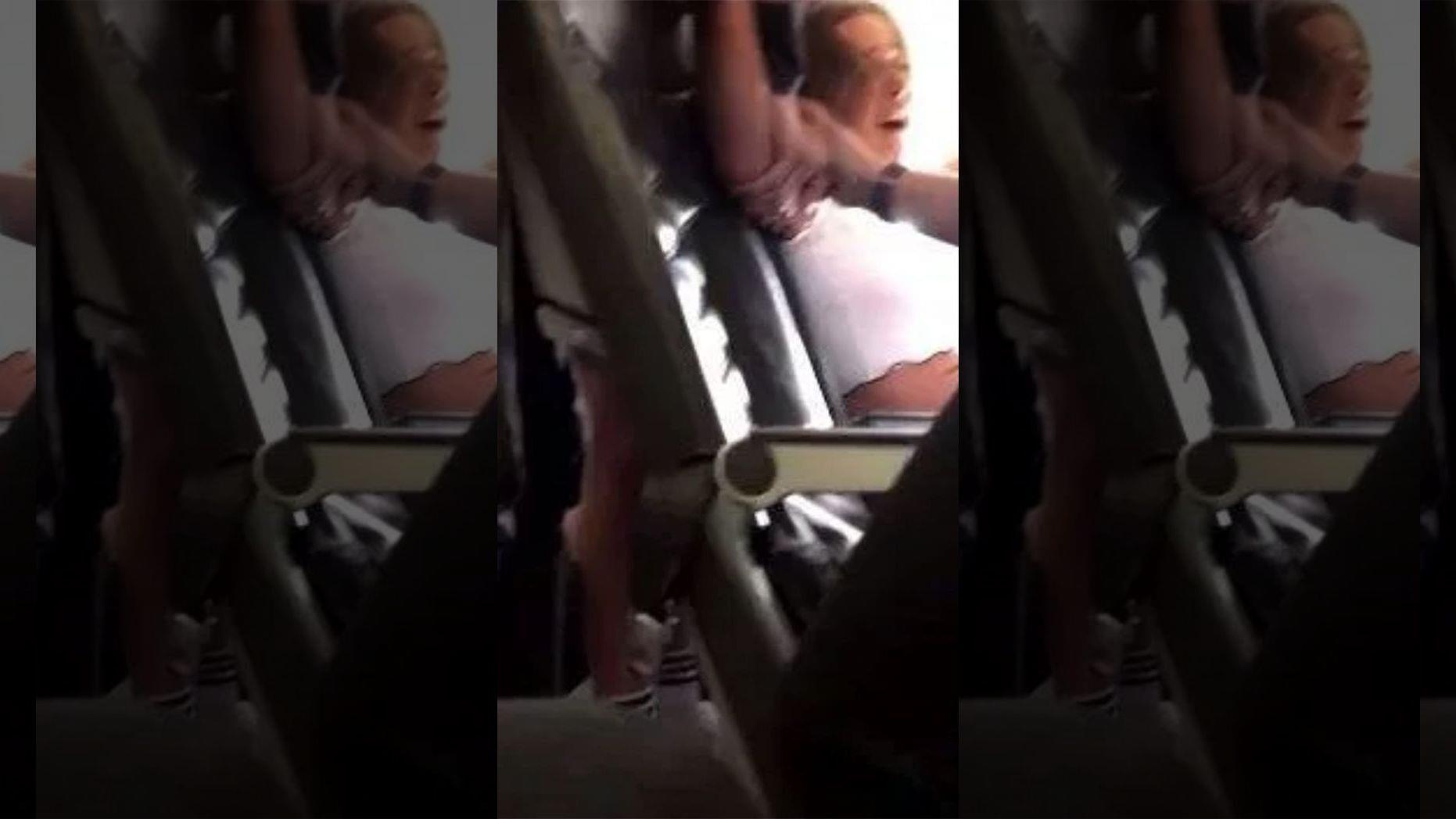 Nu hanh khach bi phat hon 100.000 USD vi co mo cua may bay dang bay hinh anh