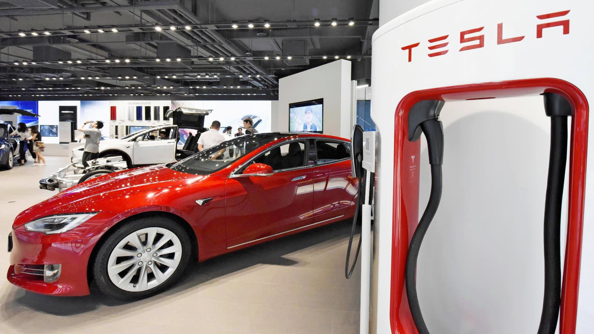 Cac dai ly xe hoi My chuan bi cho tuong lai oto dien hinh anh