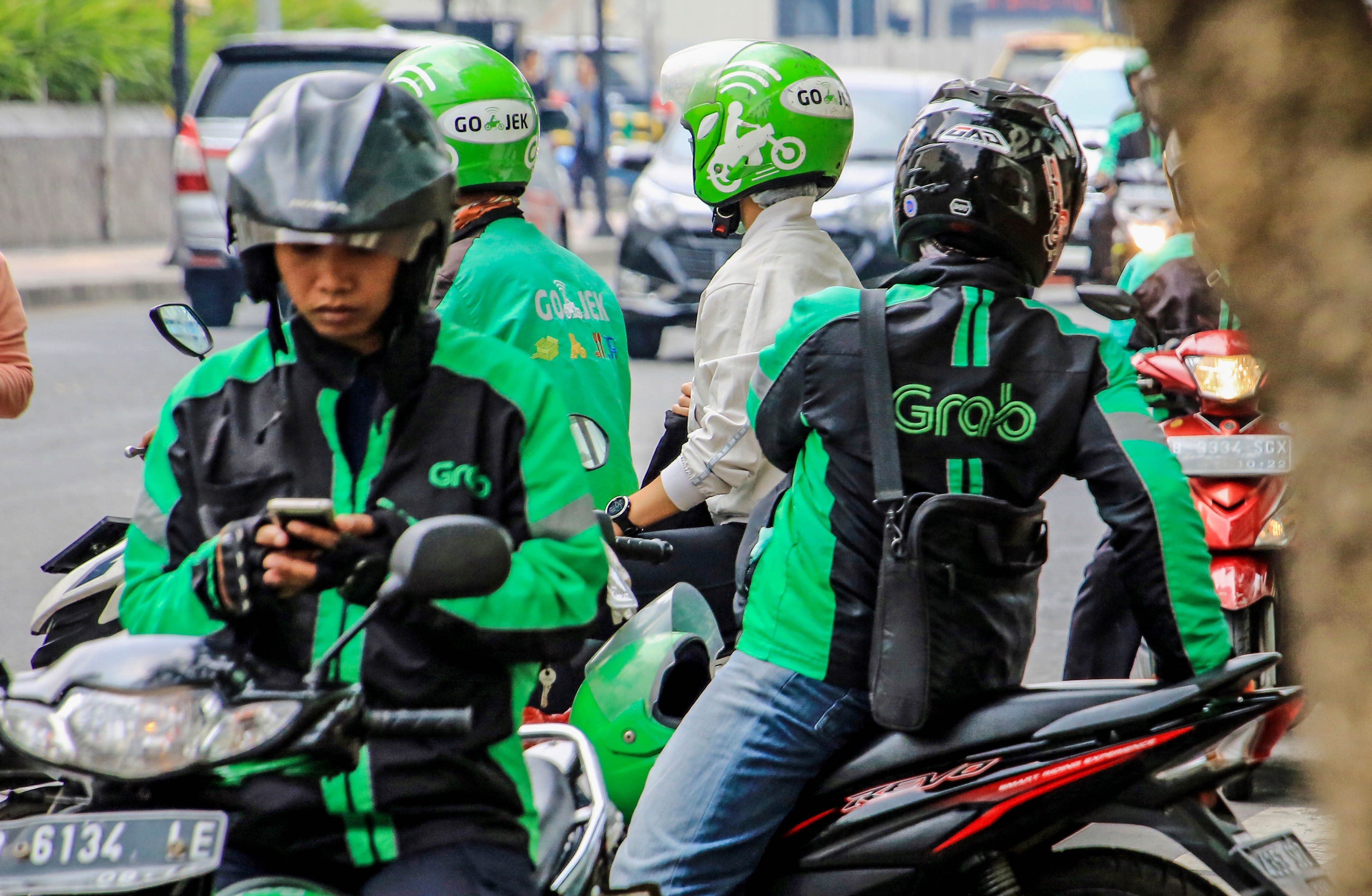 Cac ong chu Grab lam giau tren suc lao dong cua tai xe nhu the nao? hinh anh