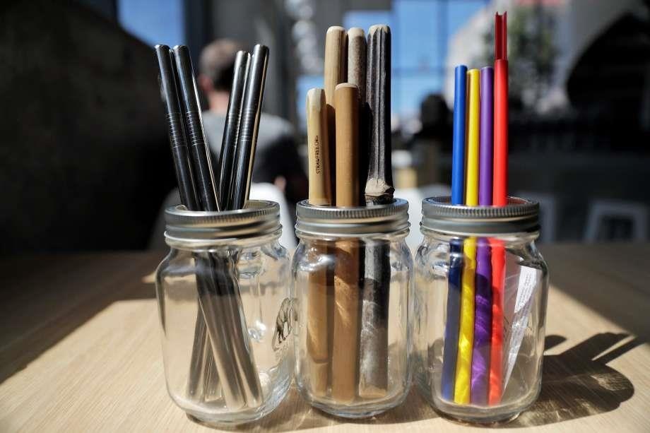 Ong hut nhua duoc thay bang co, mi ong, ong giay tai My hinh anh