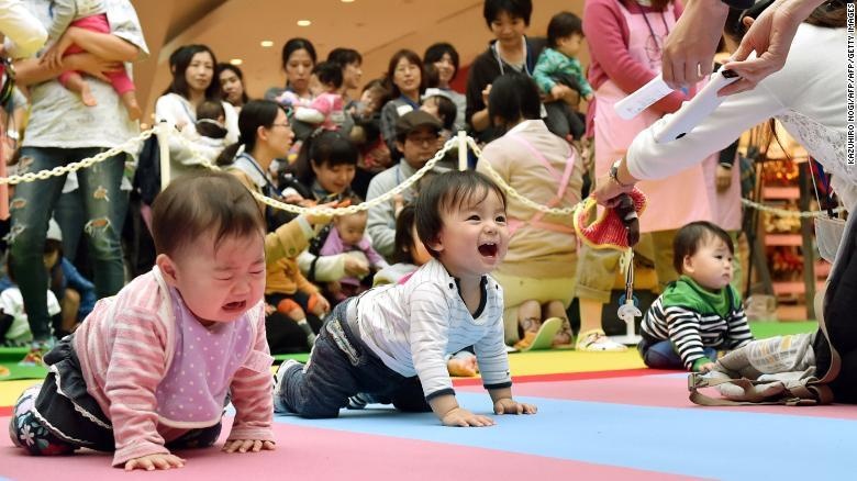 Nhat Ban doi mat voi cuoc khung hoang ty le sinh nghiem trong hinh anh