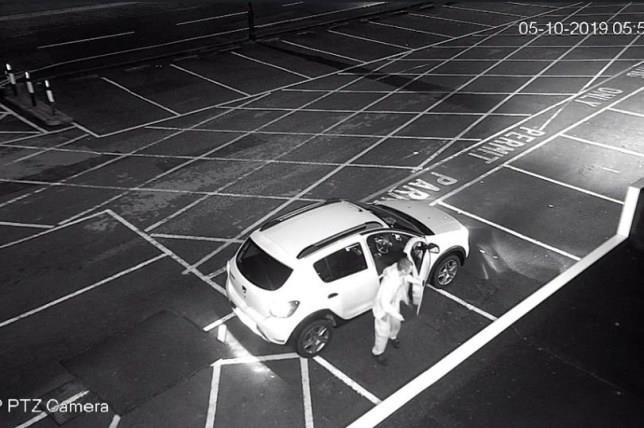 Do xe 3 phut de rut tien tu ATM, nguoi dan ong bi phat 111 USD hinh anh