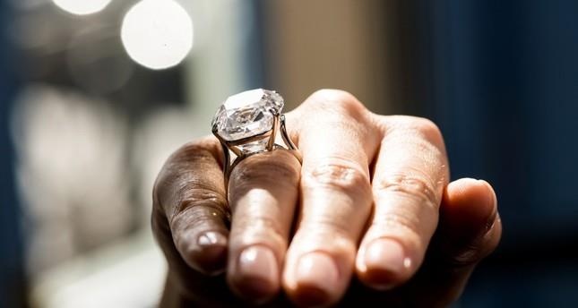 Vien kim cuong 1,8 trieu USD bien mat ngay tai trien lam hinh anh