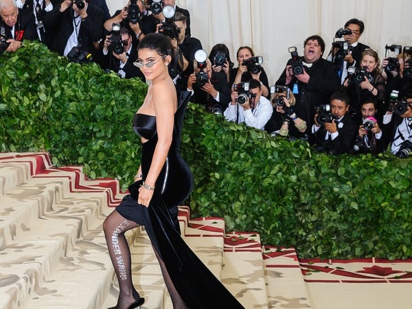 5 ty phu USD tre nhat anh 1