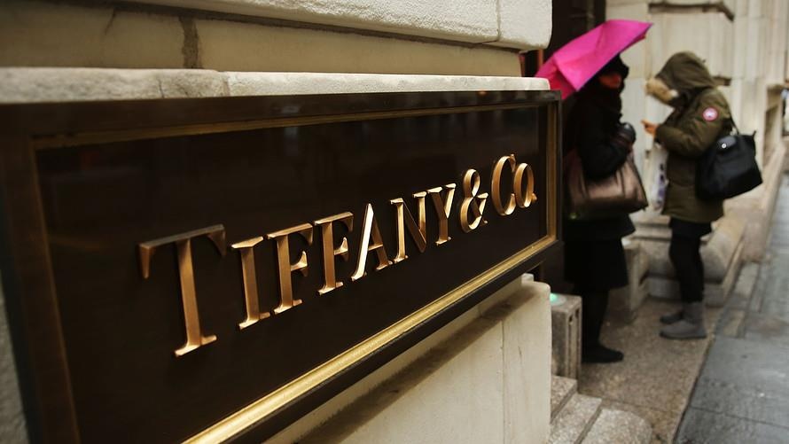 Ty phu giau nhat chau Au chi 16 ty USD mua lai Tiffany hinh anh