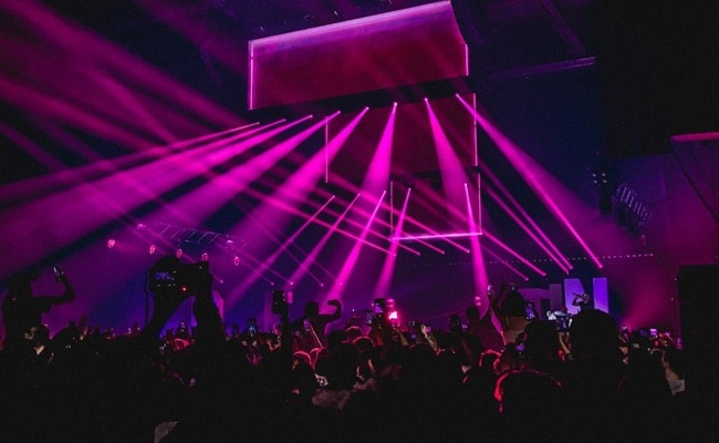 Giam doc bi sa thai vi chi 76.120 USD tai cac cau lac bo thoat y hinh anh