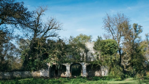 Chi 55 USD de cung so huu lau dai co cua gioi quy toc Phap hinh anh