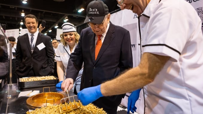 Warren Buffett tang qua anh 6