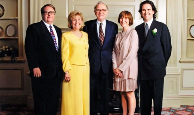 Warren Buffett tang qua anh 4