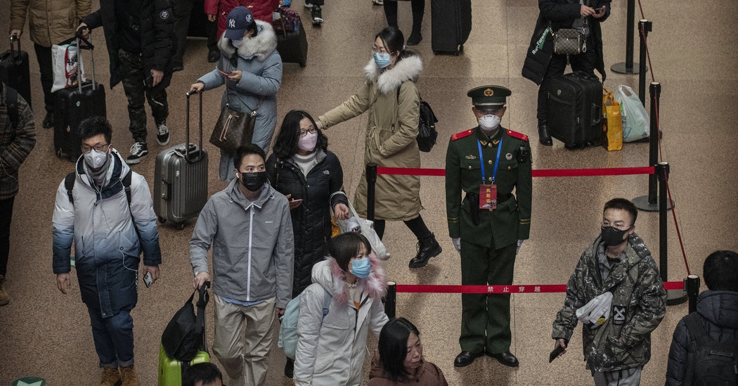 Khau trang phong doc chay hang o Hong Kong vi virus corona hinh anh