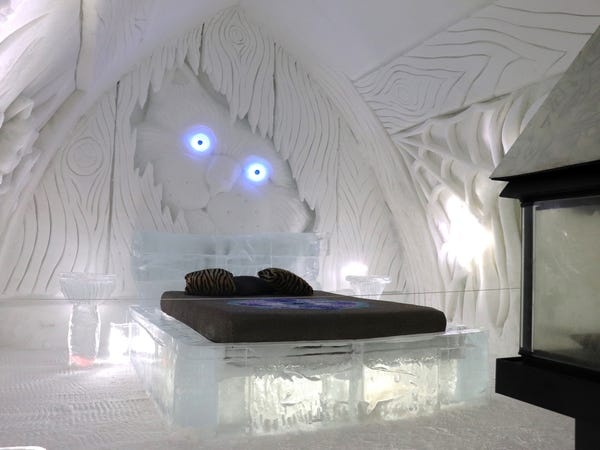 Ben trong khach san duoc xay hoan toan bang bang tuyet hinh anh