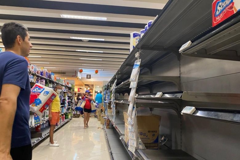 Giay ve sinh chay hang o Singapore vi lo ngai virus corona hinh anh