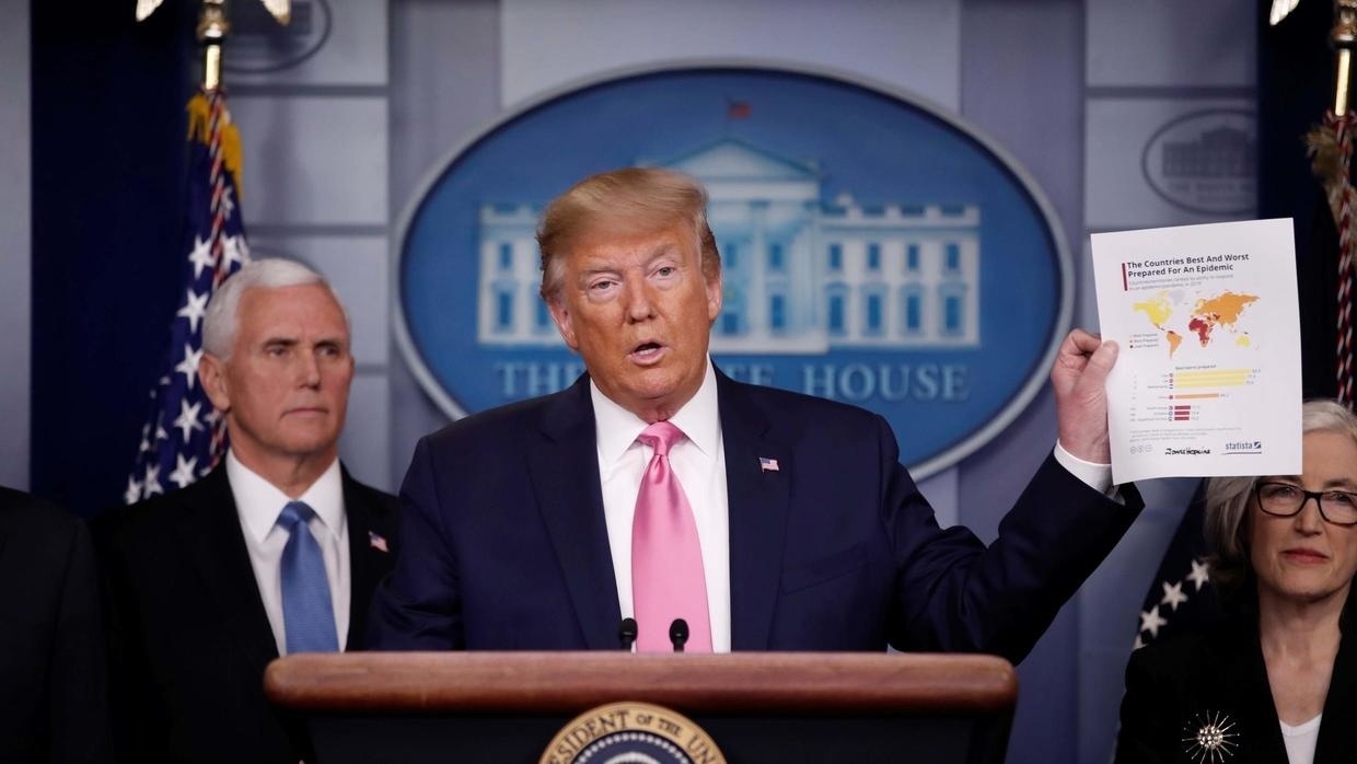 Tong thong Trump doi giong, noi Covid-19 co the anh huong kinh te My hinh anh