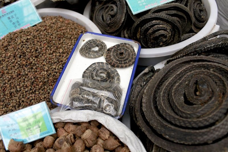 Trung Quoc cam buon ban dong vat hoang da, nong dan nuoi huou khon don hinh anh