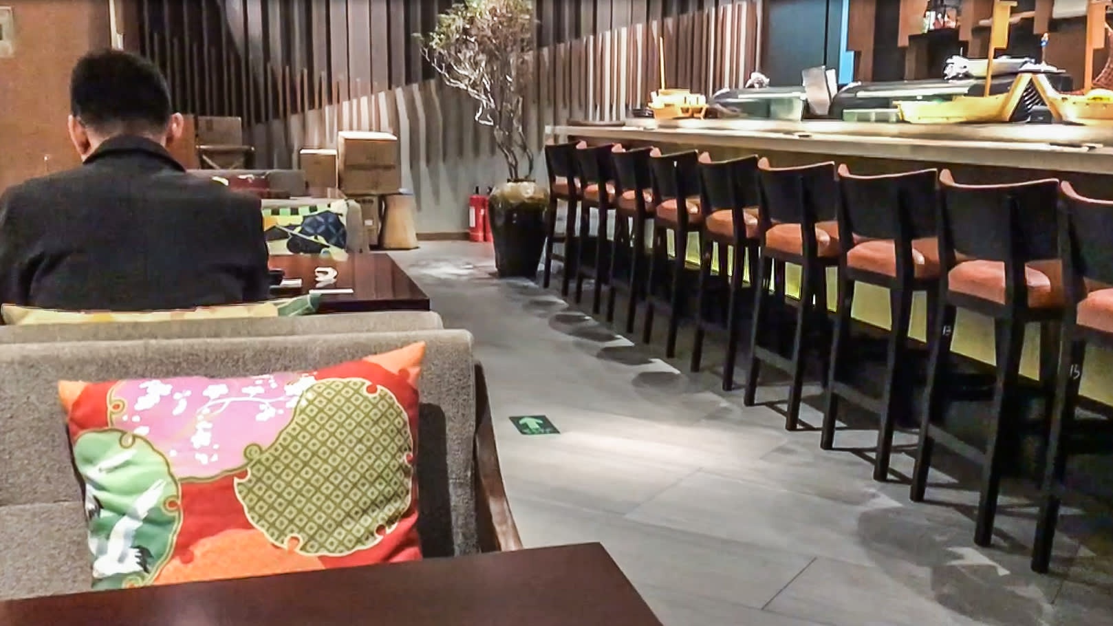 Nha hang Bac Kinh khong cho khach ngoi theo cap, nhom de ngan Covid-19 hinh anh