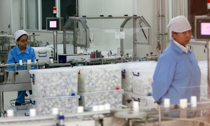 San xuat Trung Quoc te liet, the gioi doi mat nguy co thieu thuoc men hinh anh