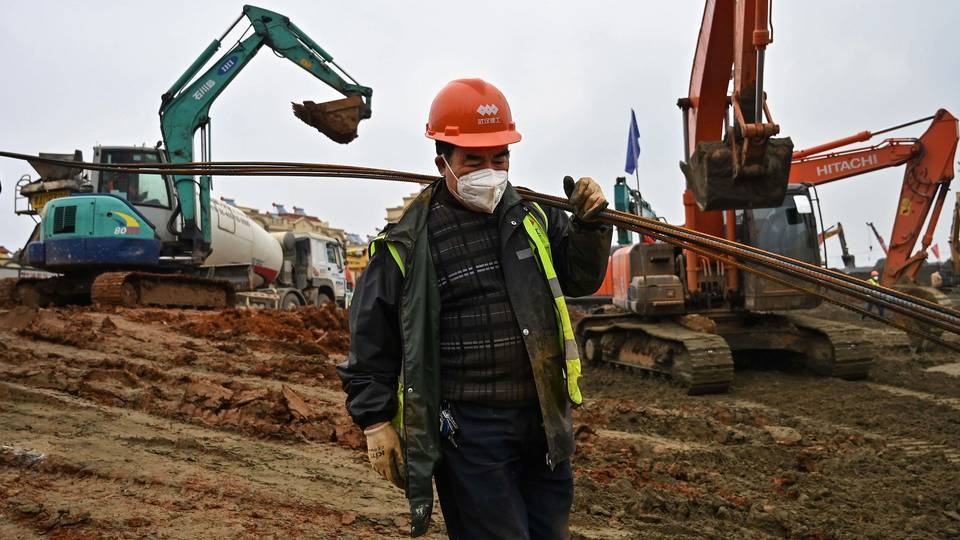 Nguoi lao dong Trung Quoc chap nhan giam luong hinh anh