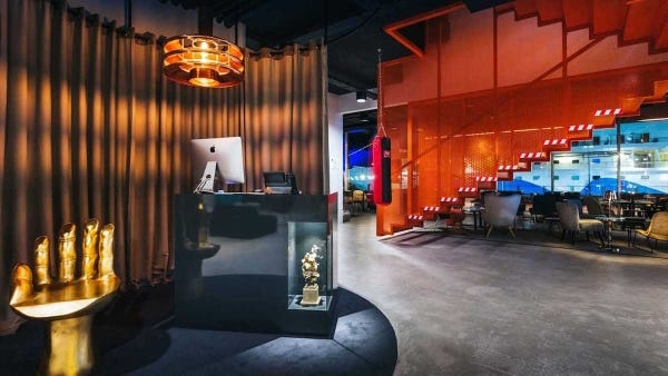 Ben trong khach san cua CR7 hinh anh