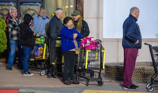 Sieu thi mo cua som phuc vu rieng nguoi gia giua dai dich hinh anh