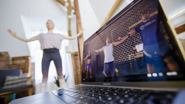 Cong ty ho tro tien, khoa hoc the hinh cho nhan vien lam viec tu xa hinh anh