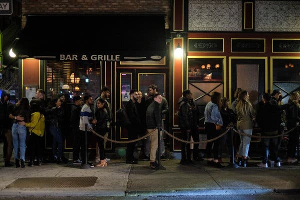 Gian cach xa hoi, nguoi My do xo di mua ruou hinh anh