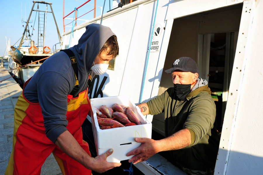 Nhung nguoi lao dong khong the lam viec tai nha trong dai dich hinh anh