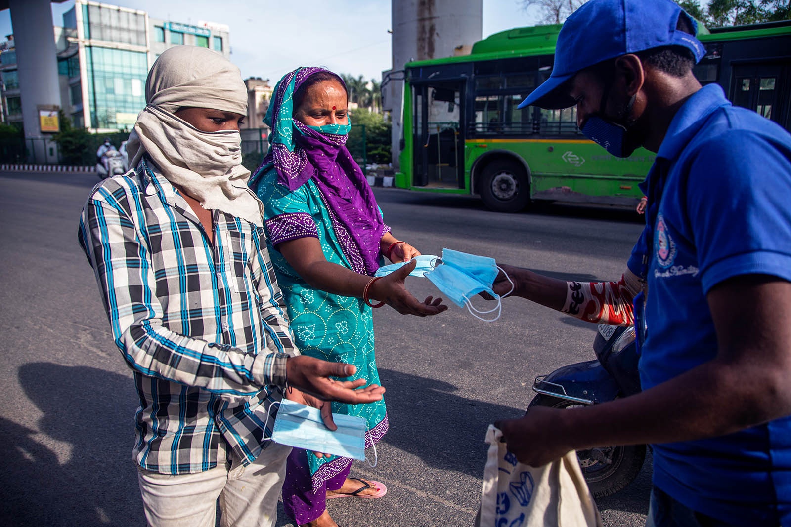Lao dong tu do chau A mat viec lam, mat noi o sau mot dem hinh anh