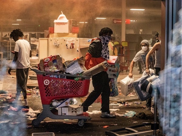 Sieu thi My tan nat trong cuoc bieu tinh phan doi canh sat hinh anh