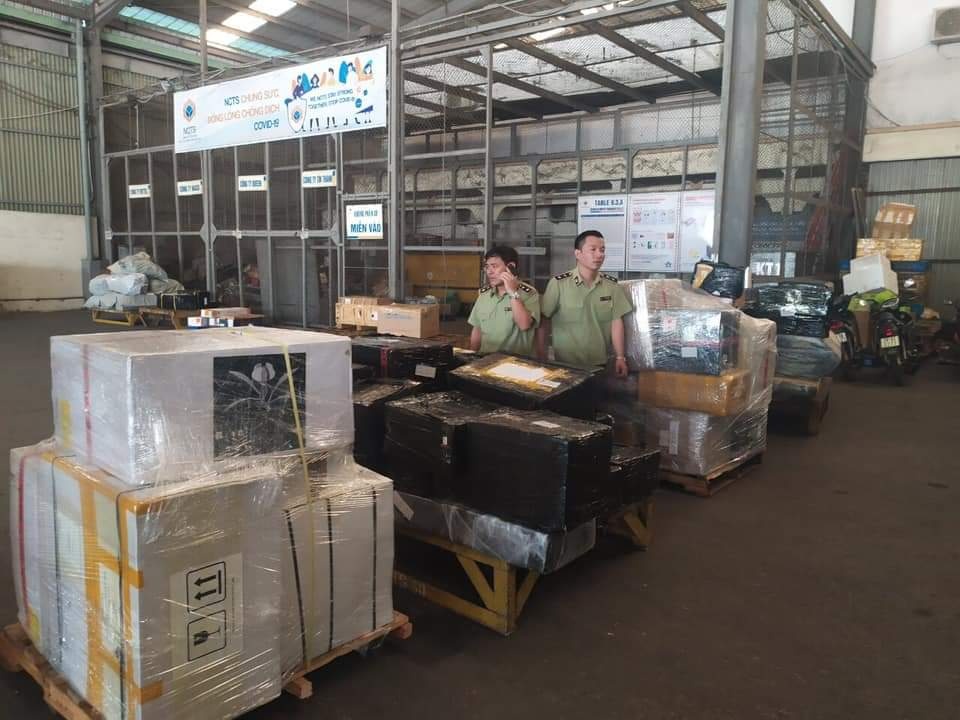 Bat giu lo hang nhap lau lon tai san bay Noi Bai hinh anh