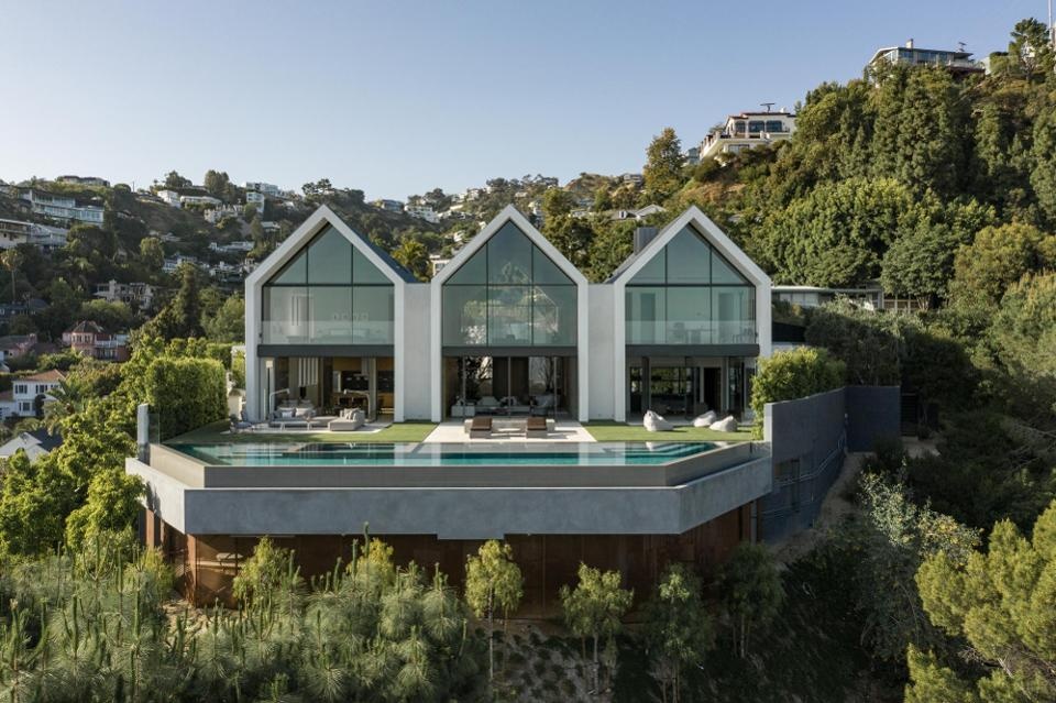 Ben trong nha trang trai doc dao nam giua khu pho xa xi o Los Angeles hinh anh