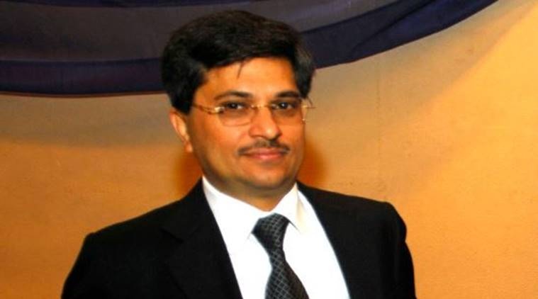 Canh tay phai cua ty phu giau nhat chau A la ai? hinh anh