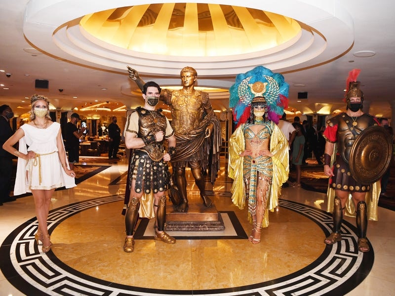 Nguoi danh bac o Las Vegas duoc thuong tien neu deo khau trang hinh anh