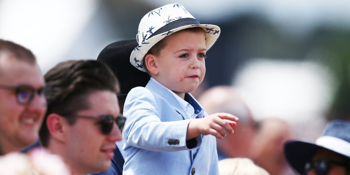 Tre em khong the tro lai truong, cha me van chi 50.000 USD de giu cho hinh anh