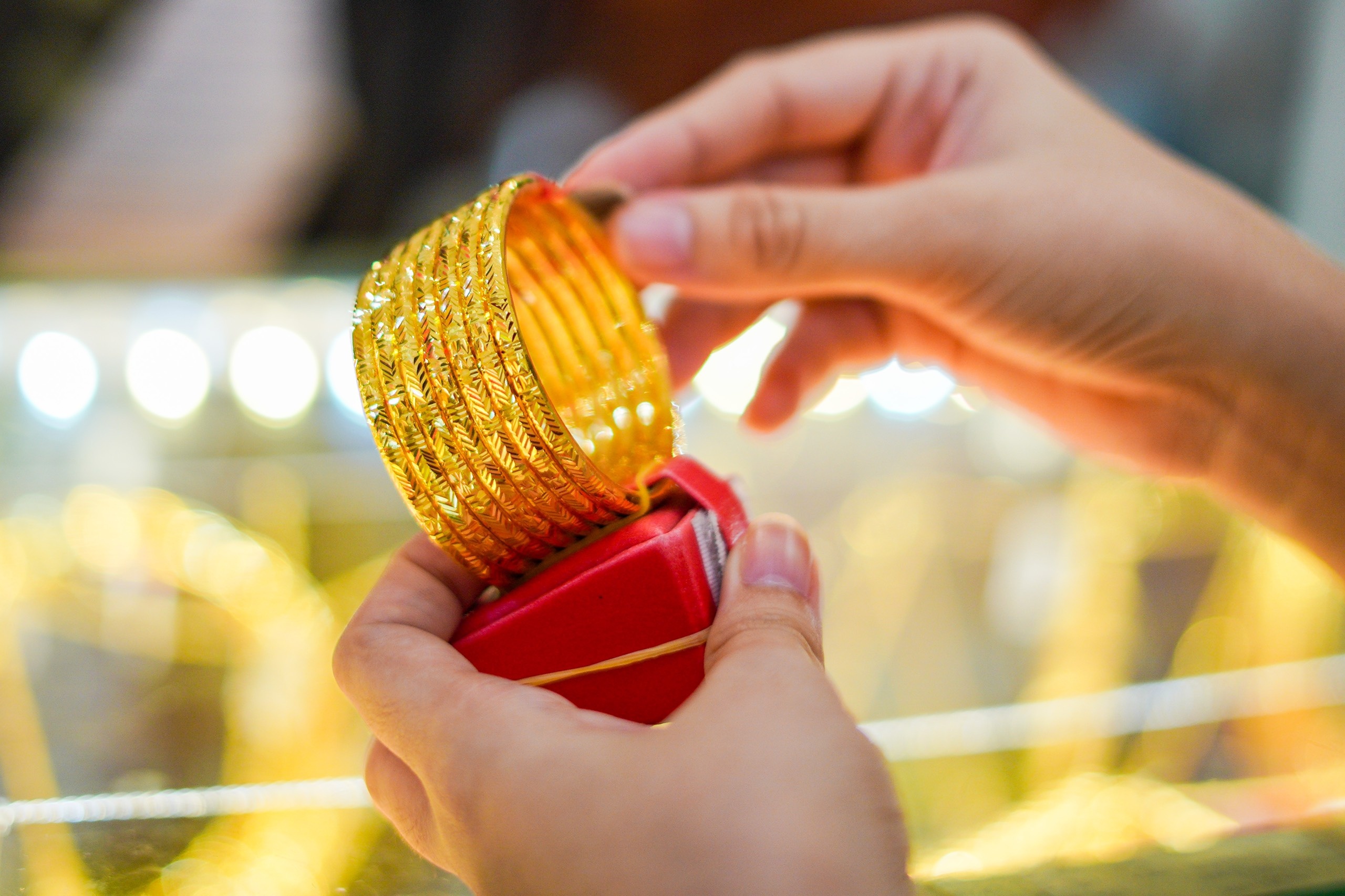 Gia vang tut doc the tham, chuyen gia van khuyen mua vao hinh anh