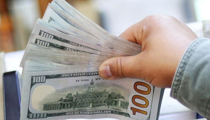 Dau tu vao dau khi dong USD truot gia? hinh anh