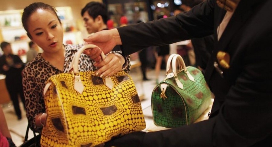 Nha giau chau A giu tien mat cho dich Covid-19 troi qua hinh anh