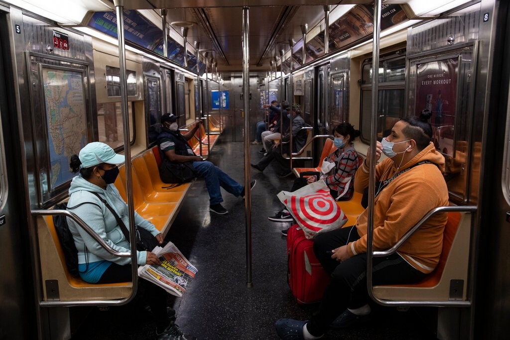 Hanh khach tren tau dien ngam anh 3