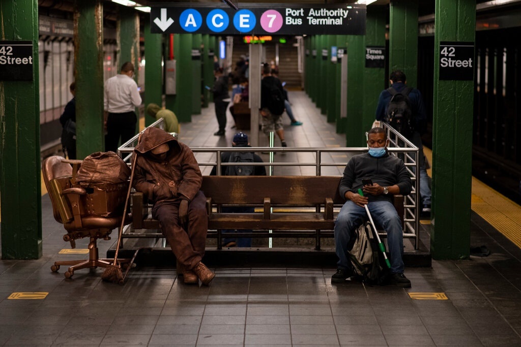 Hanh khach tren tau dien ngam anh 4