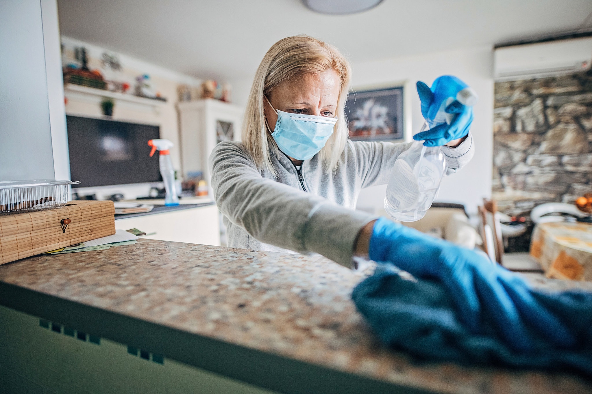 Dai dich Covid-19 tro thanh tham hoa voi nguoi giup viec hinh anh