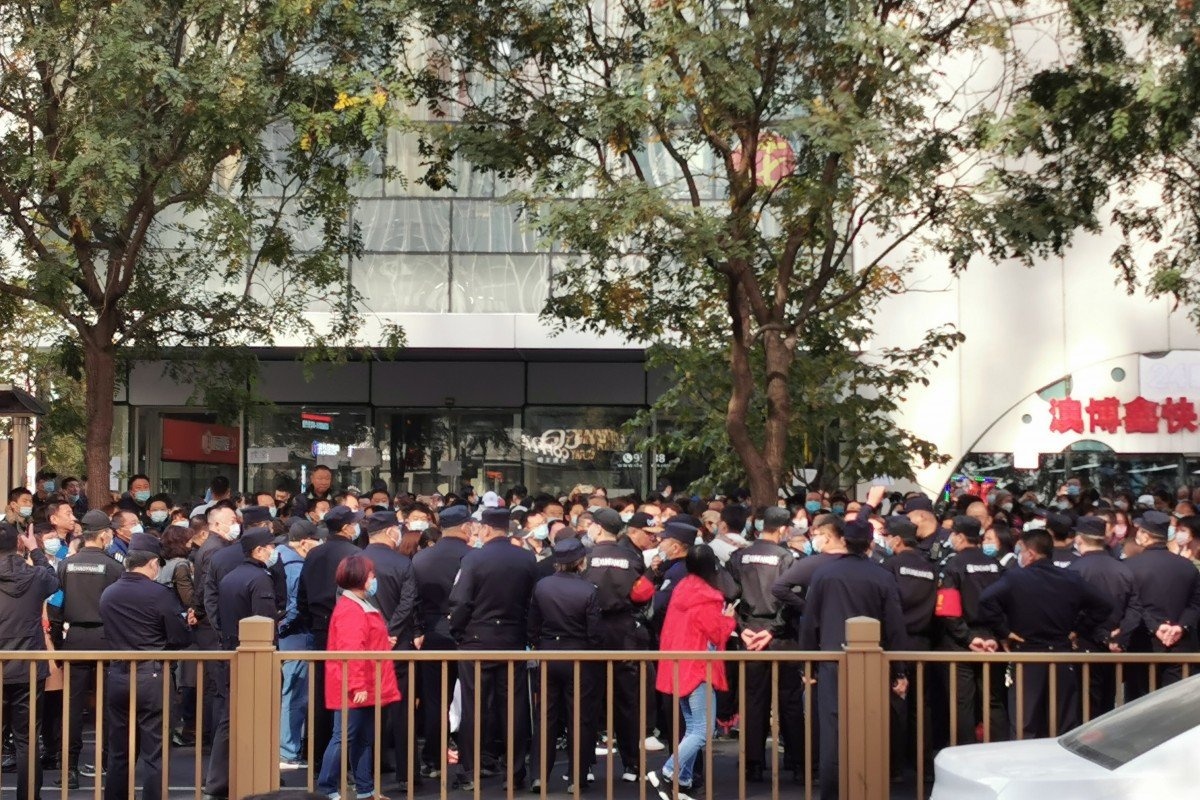 Co so giao duc TQ dong cua vi dich, phu huynh bieu tinh doi hoc phi hinh anh