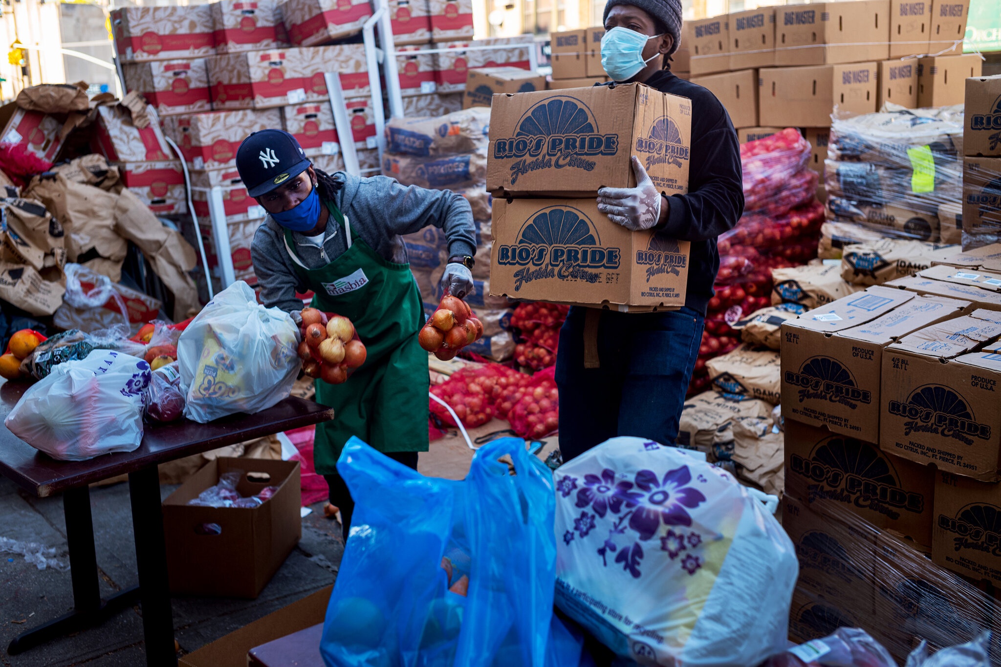 Hang trieu cu dan New York khong du tien mua do an hinh anh