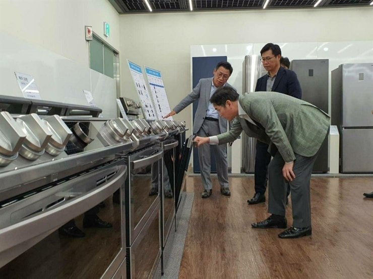 Chu tich Samsung qua doi anh 4