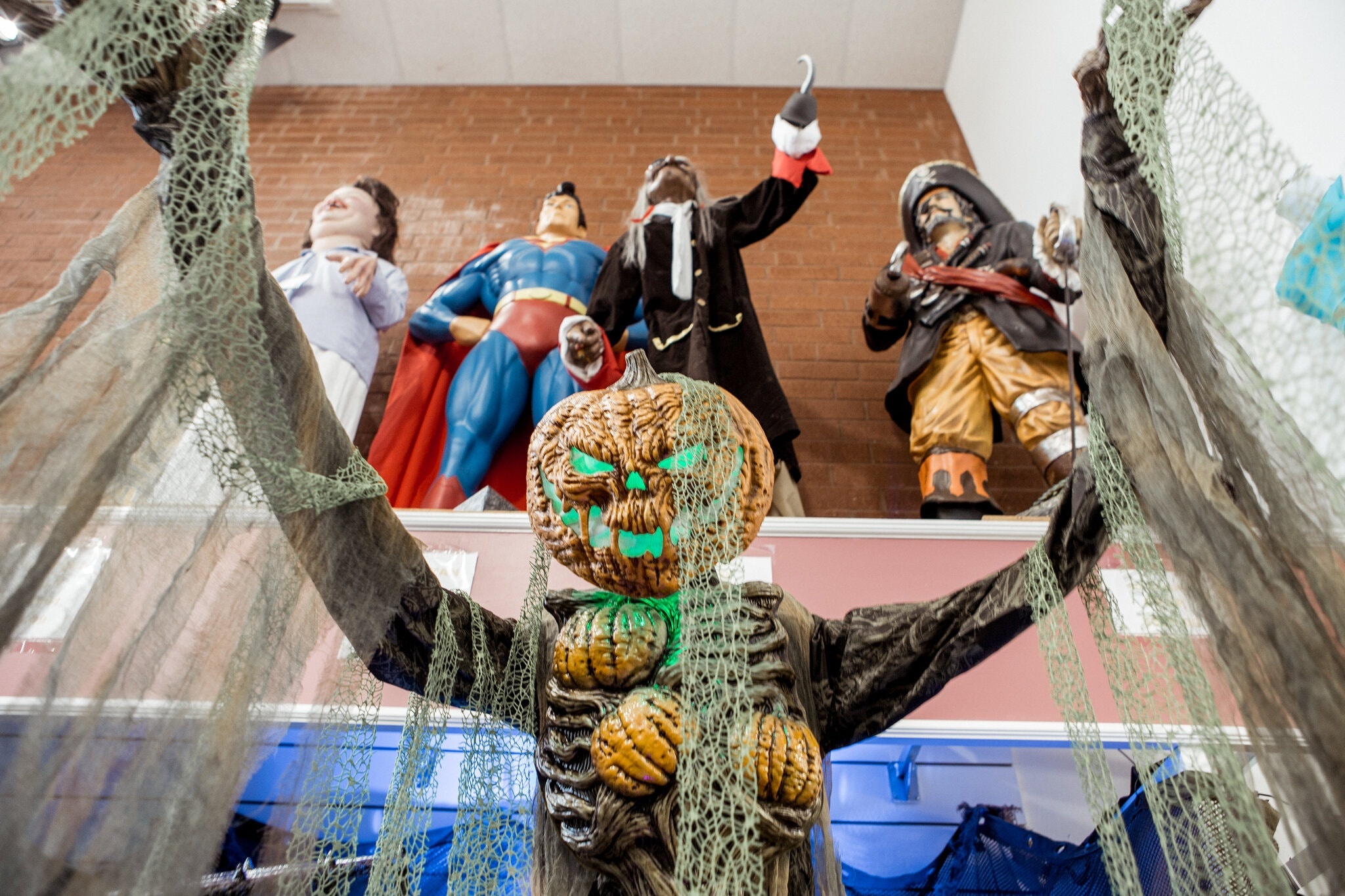 Trang phuc Halloween hinh giay ve sinh, virus corona ban chay tai My hinh anh