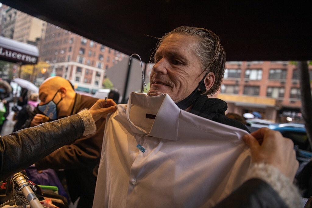 Khi nguoi vo gia cu duoc song trong khach san xa xi de tranh dich hinh anh