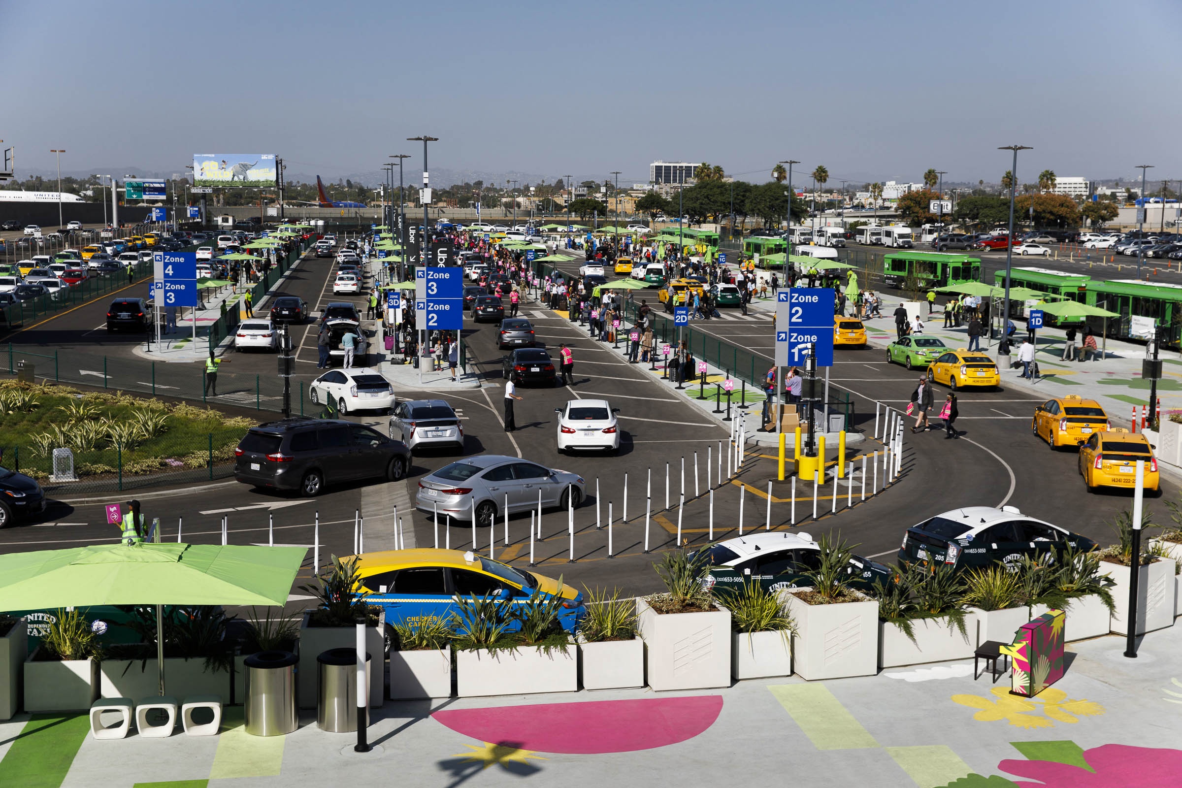 Phan lan don xe tai san bay anh 1