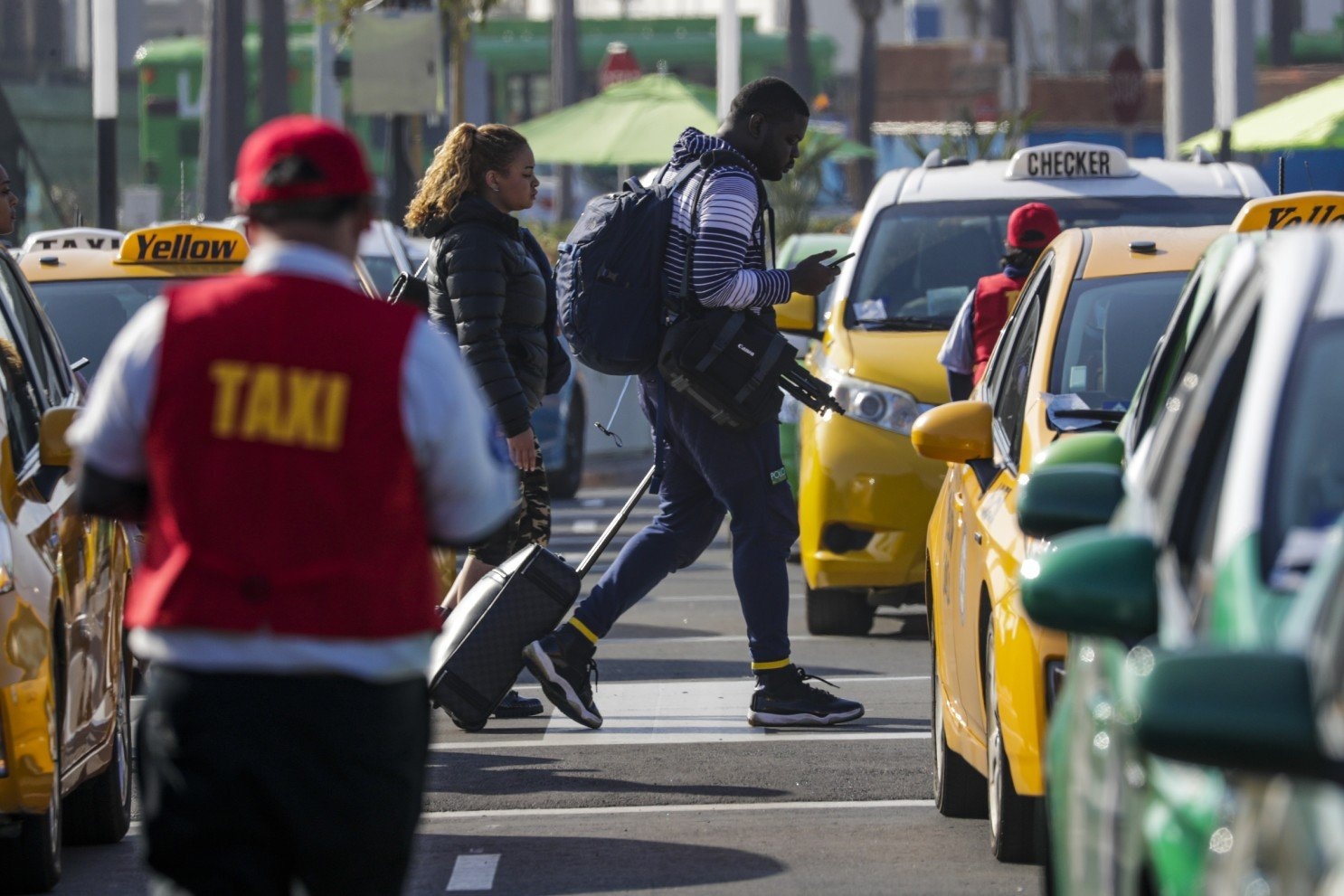 Cac san bay, hang goi xe the gioi xoay xo ra sao khi phan lan don xe? hinh anh