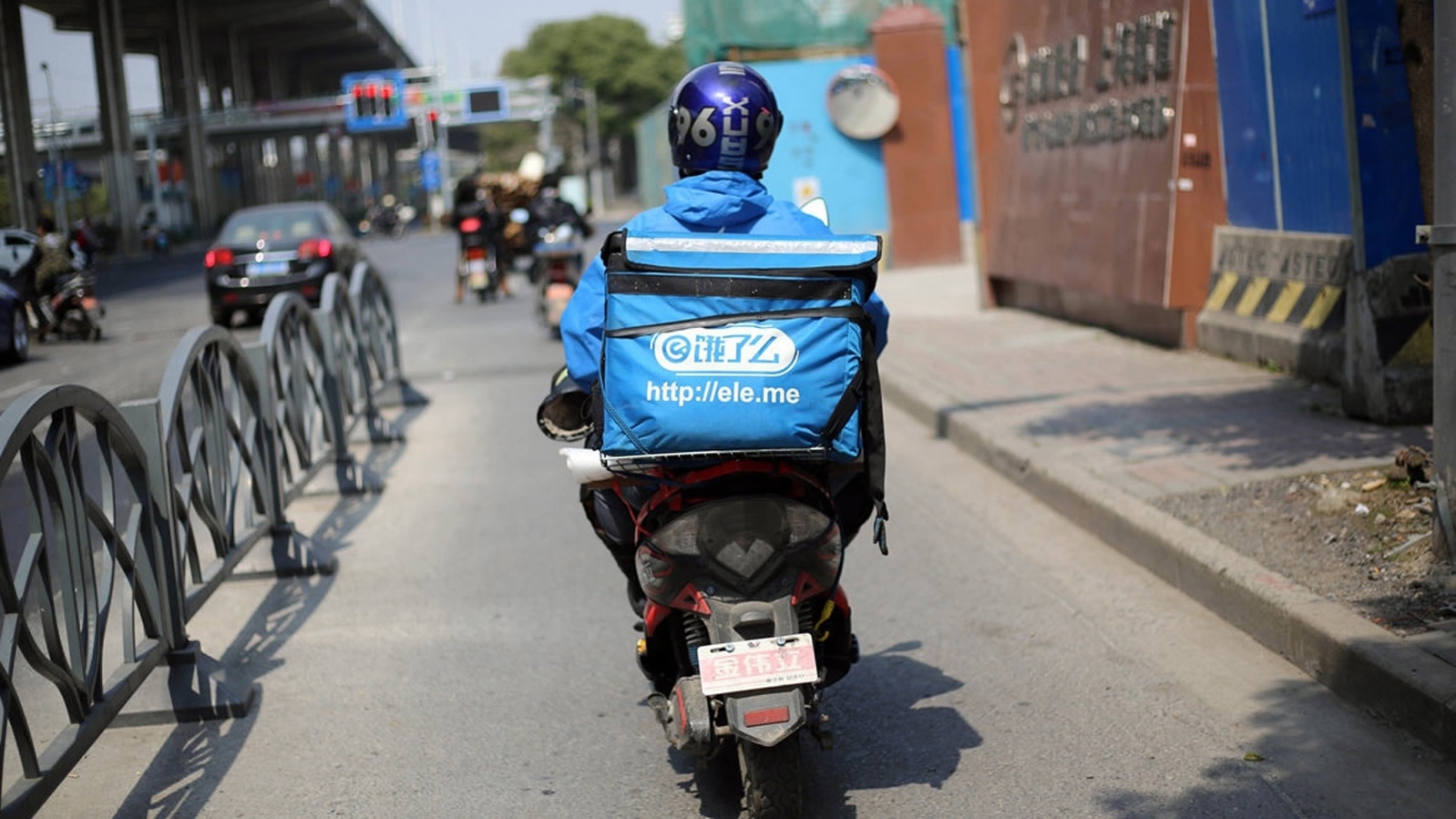 Nhan vien giao hang anh 2